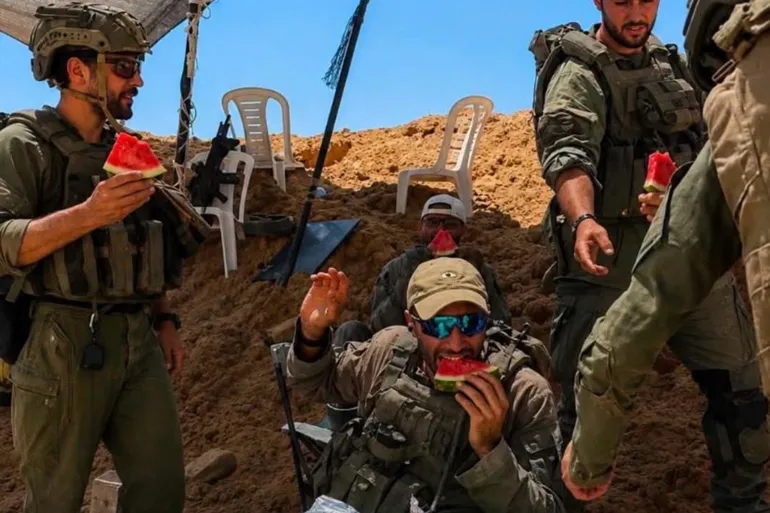 إسرائيل تسرق بطيخ فلسطين .. فيديو لجنود الاحتلال يشعل معركة الرموز والتراث