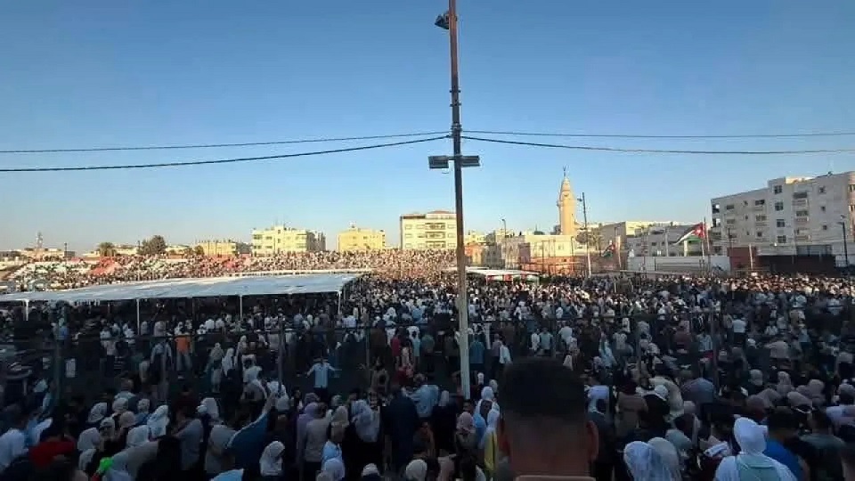 إصابة مدرس وتناثر الشهادات .. فوضى تنتهي بإلغاء تخريج كلية عجلون