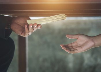 النزاهة تضبط موظفًا بالزراعة وهو يتسلّم رشوة وتودعه الى القضاء