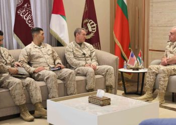 الحنيطي يستقبل قائد قوات مشاة البحرية في القوات المركزية الأميركية
