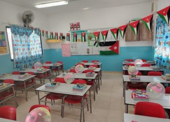مدارس جرش تتزين لاستقبال الطلبة.. حلوى ورسائل ترحيب تزيّن المقاعد والغرف الصفية