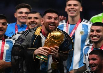 النجم الأرجنتيني ليونيل ميسي يعلن اعتزال اللعب دولياً