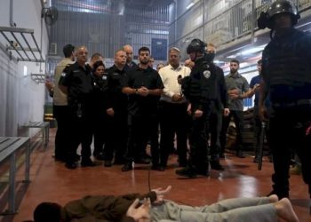 بن غفير خلال اقتحامه زنازين أسيرات فلسطينيات: أنا مسرور بظروف اعتقالكن