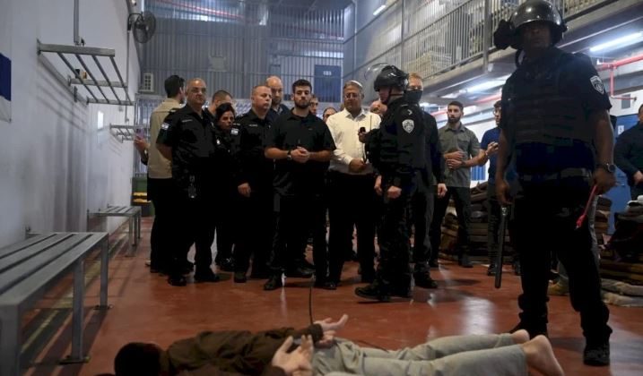 بن غفير خلال اقتحامه زنازين أسيرات فلسطينيات: أنا مسرور بظروف اعتقالكن