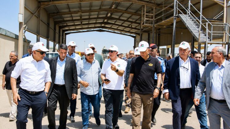 الحكومة: تواصل وتنسيق مع العراق لتسهيل دخول الشاحنات الأردنية ورجال الأعمال