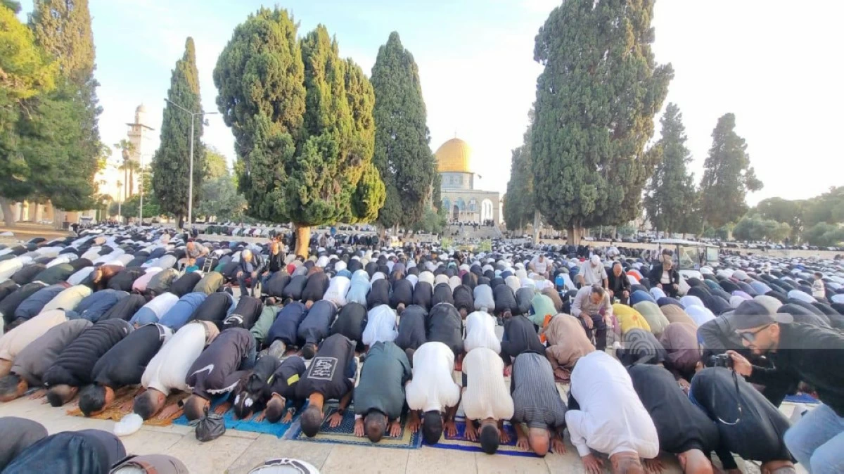 70 ألفا يؤدون صلاة الجمعة في المسجد الأقصى