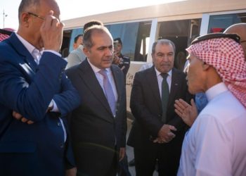 وزير الاستثمار يتابع ميدانياً مسارات النقل المدرسي في أول أيام الدوام
