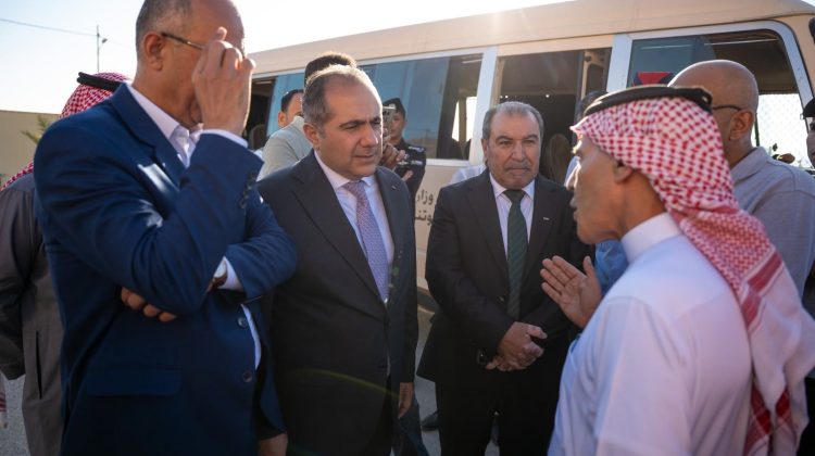 وزير الاستثمار يتابع ميدانياً مسارات النقل المدرسي في أول أيام الدوام