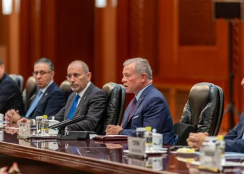 الملك يلتقي في بكين رئيس اللجنة الدائمة للمجلس الوطني لنواب الشعب الصيني