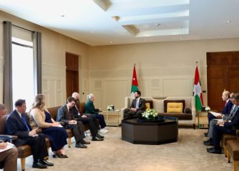 ولي العهد يؤكد للسيناتور الأميركية إرنست ضرورة خفض التصعيد بالمنطقة