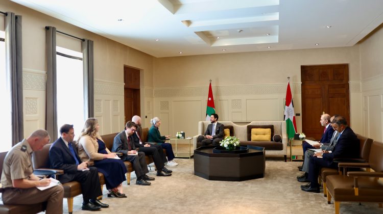 ولي العهد يؤكد للسيناتور الأميركية إرنست ضرورة خفض التصعيد بالمنطقة