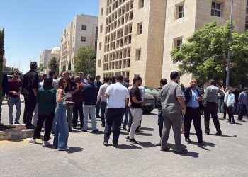 إدارة مجمع الأعمال توقف قرار تقاضي بدل مواقف المركبات