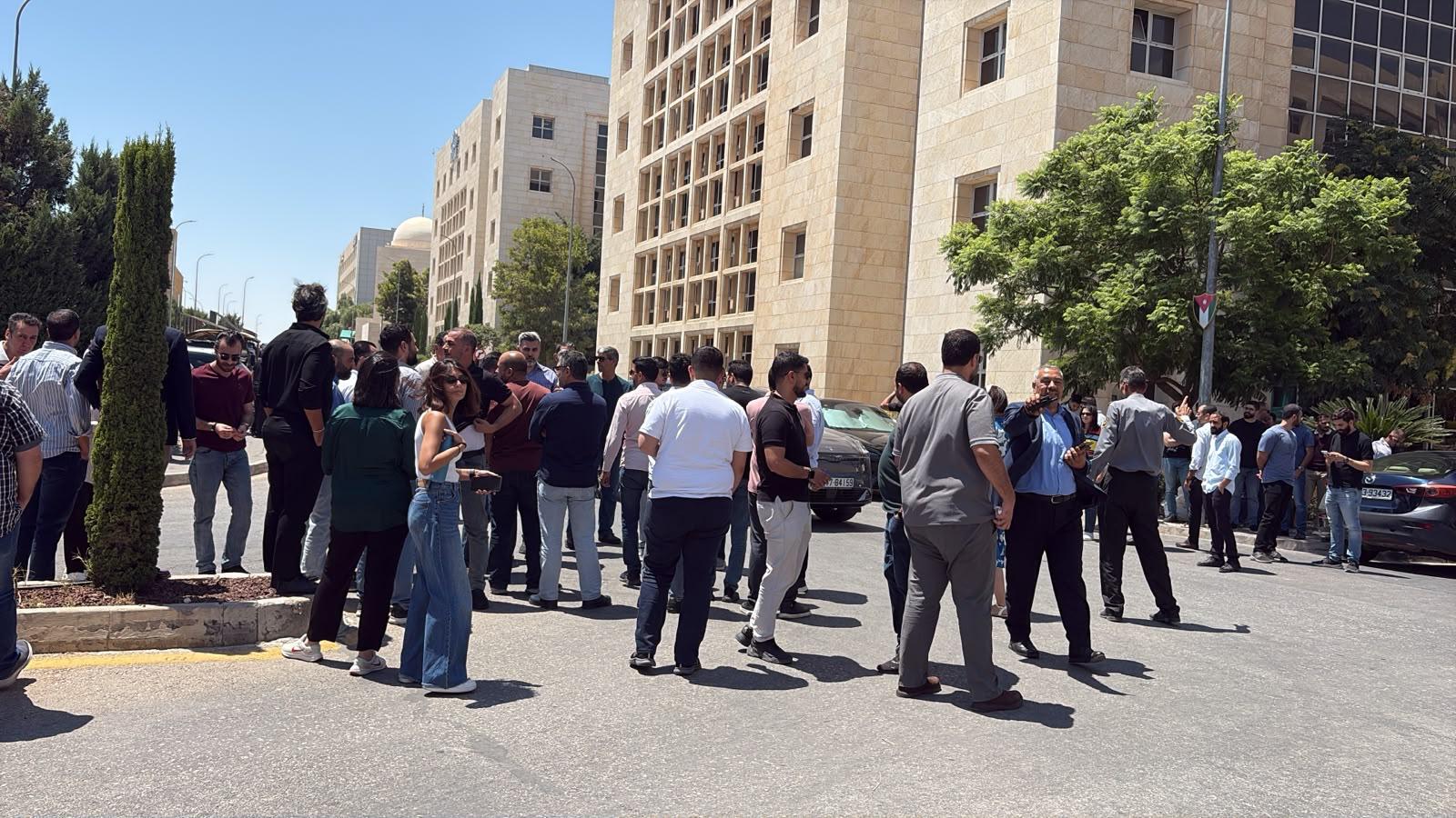 إدارة مجمع الأعمال توقف قرار تقاضي بدل مواقف المركبات
