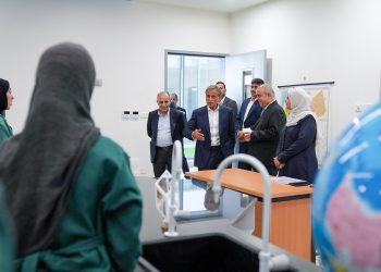 رئيس الوزراء يفتتح مدرسة غرناطة الثانوية المختلطة في لواء البادية الشمالية الغربية