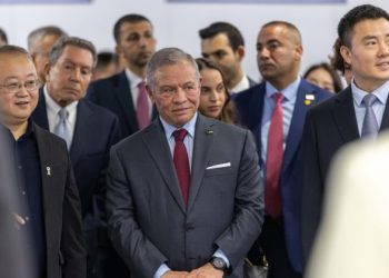 الملك يزور شركة مختصة بتصنيع الروبوتات في شنغهاي