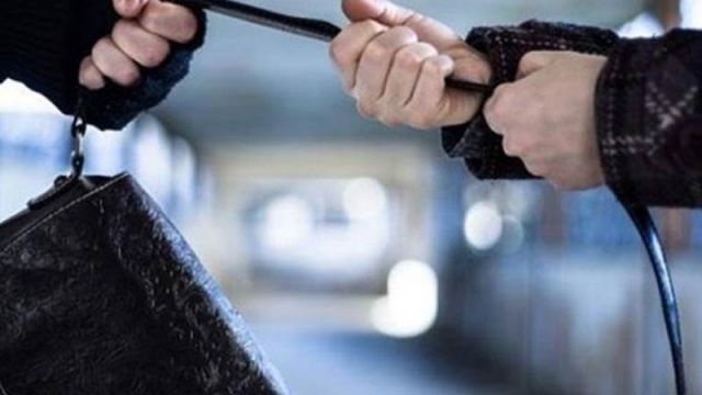لص يسرق حقيبة مريضة وينهب راتبها الشهري في مستشفى السلط
