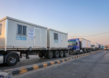 الأردن يواصل دعمه لسوريا بقافلة جديدة تحمل 32 كرفانًا