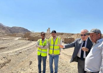 وزير الأشغال يتفقد مشاريع حماية جسور البحر الميت