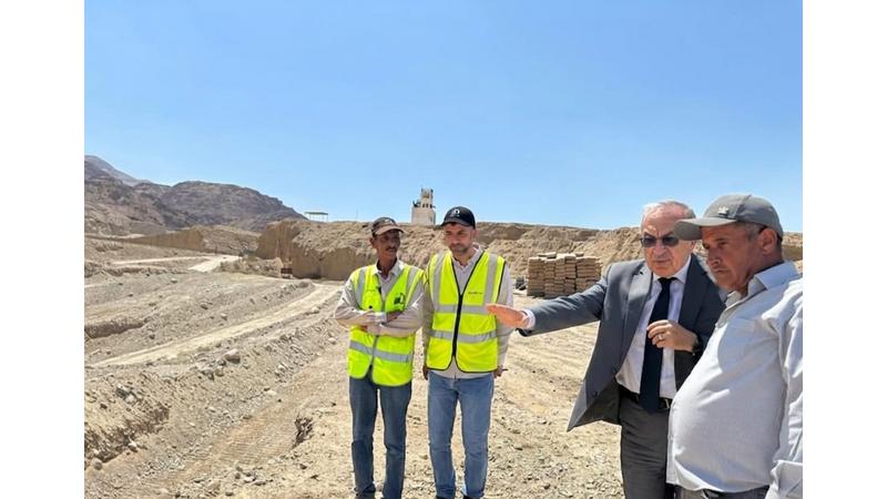 وزير الأشغال يتفقد مشاريع حماية جسور البحر الميت