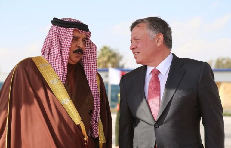 الملك والعاهل البحريني يؤكدان ضرورة التوصل إلى تهدئة شاملة تعيد للمنطقة أمنها واستقرارها