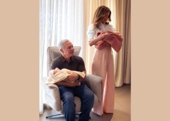 الملك والملكة يحملان الحفيدتين “تاليا” و”رانيا”
