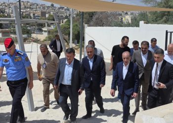 وزير الإدارة المحلية يفتتح ملاعب وحديقة في الزرقاء
