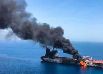 اصطدام ناقلة نفط عملاقة بلغمين بحريين في مضيق هرمز