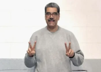 مادورو ببدلة رياضية من سجنه يؤكد تمسكه بالصمود
