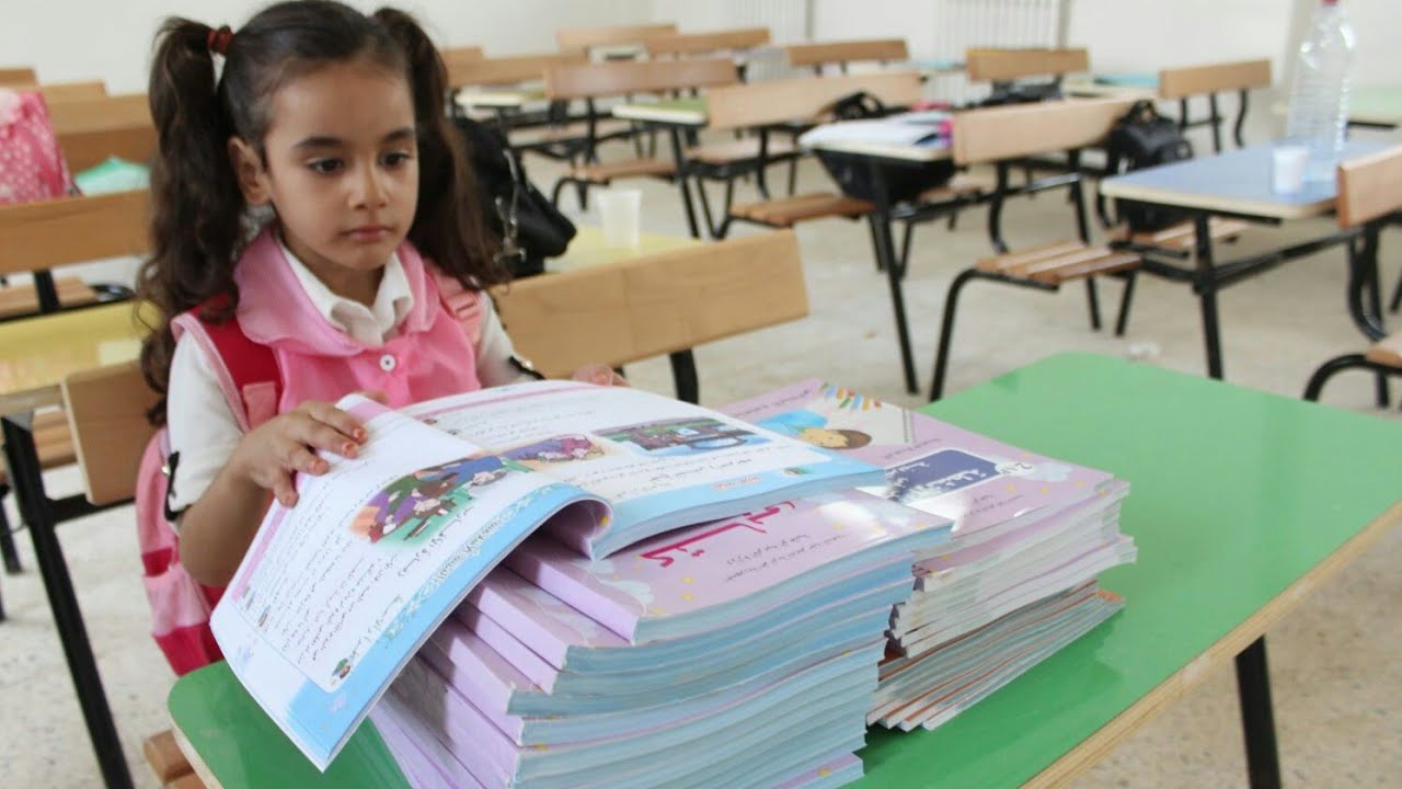 التربية: استلام جميع الكتب المدرسية وتوزيعها على المديريات