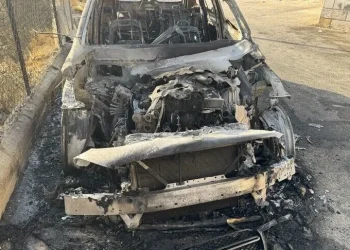 مستوطنون يحرقون مركبات ويهاجمون منازل فلسطينيين جنوبي نابلس