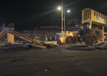 الأشغال توضح تفاصيل إزالة جسر مشاة إثر اصطدام ناقلة به قرب معبر جابر