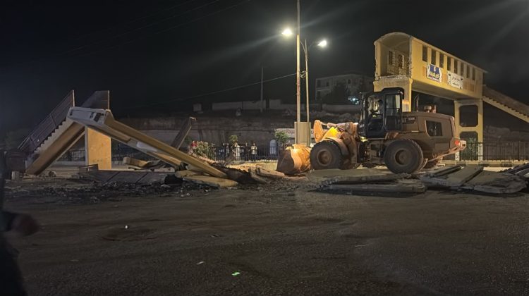 الأشغال توضح تفاصيل إزالة جسر مشاة إثر اصطدام ناقلة به قرب معبر جابر