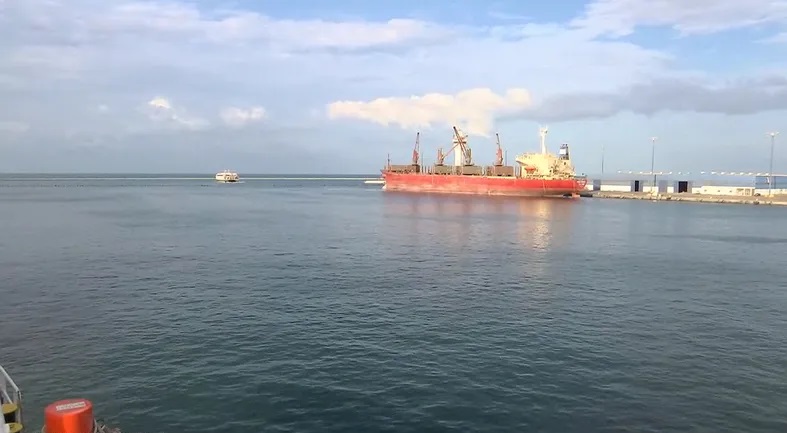 الحوثيون يعلنون استهداف سفينة نفطية سعودية شمالي البحر الأحمر