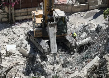الاحتلال يهدم منازل ومنشآت في الضفة الغربية ومستوطنون يحرقون منزلاً بالخليل