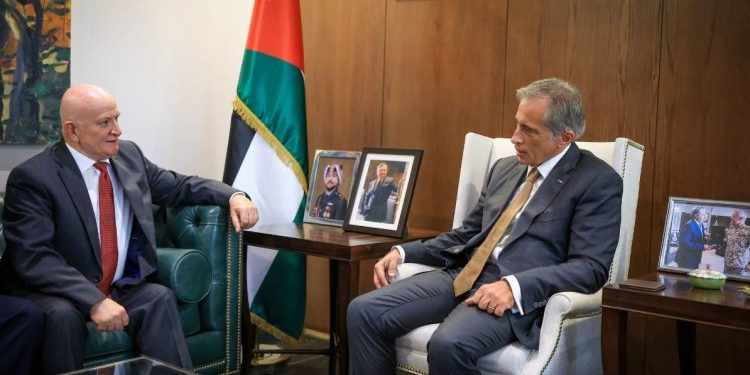 رئيس الوزراء يتسلم التقرير السنوي لهيئة النزاهة ومكافحة الفساد