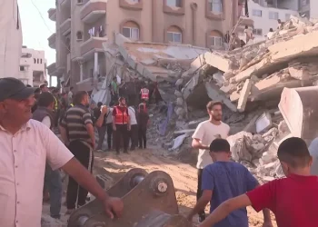 وفاة 11 نازحا وإصابة 14 وفقدان العشرات جراء انهيار بناية في مدينة غزة