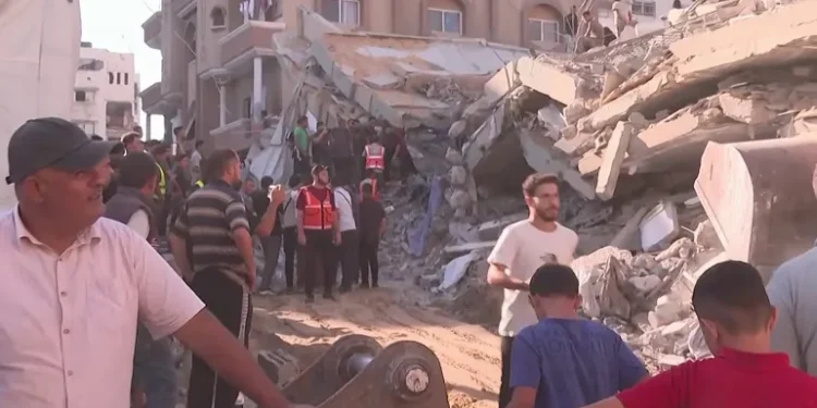 وفاة 11 نازحا وإصابة 14 وفقدان العشرات جراء انهيار بناية في مدينة غزة