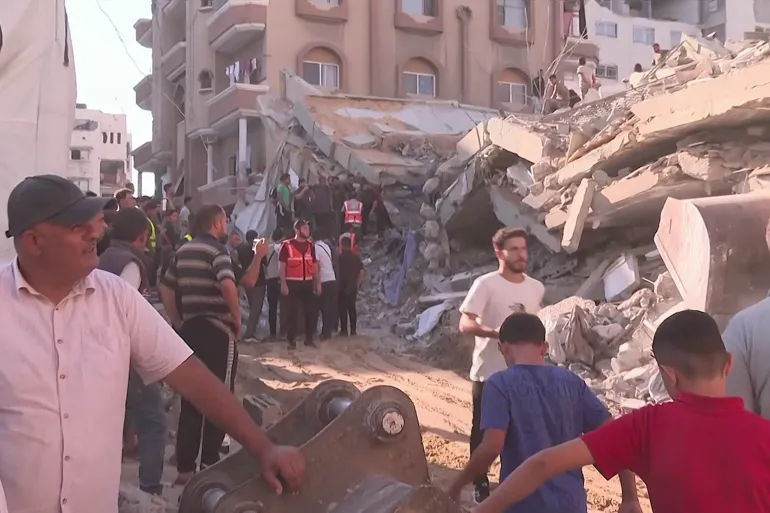 وفاة 11 نازحا وإصابة 14 وفقدان العشرات جراء انهيار بناية في مدينة غزة