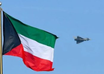 الكويت: السيطرة على حريق مجمع سكني بعد استهدافه بمسيرة إيرانية