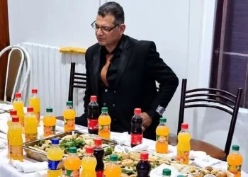 بعد ساعات من الاحتفال بزواجه وحيدا.. آلاف الجزائريين يشاركون يتيما حفل زفافه