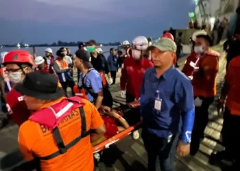 إندونيسيا تواصل البحث عن 129 مفقوداً بعد انقلاب عبّارة في البحر