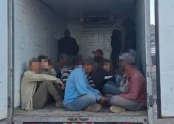 ضبط مركبة تقل 14 راكبا في صندوقها على طريق المطار