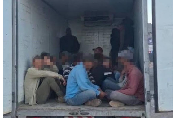 ضبط مركبة تقل 14 راكبا في صندوقها على طريق المطار