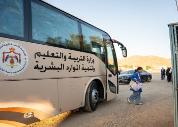 رئيس الوزراء يوجه بالتوسع بمشروع النقل المدرسي المجاني