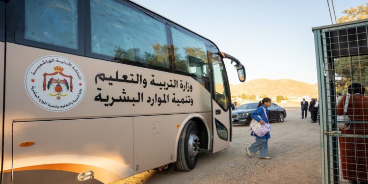 رئيس الوزراء يوجه بالتوسع بمشروع النقل المدرسي المجاني