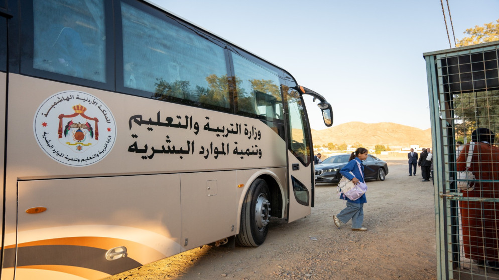 رئيس الوزراء يوجه بالتوسع بمشروع النقل المدرسي المجاني