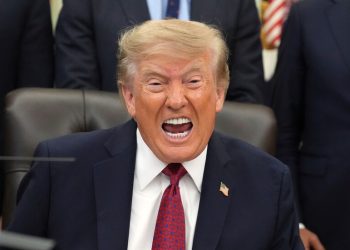 الرئيس الأمريكي يقترح تغيير اسم مضيق هرمز إلى مضيق ترامب