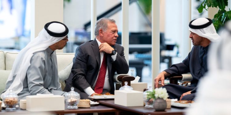 الملك ورئيس دولة الإمارات يعقدان مباحثات في أبوظبي