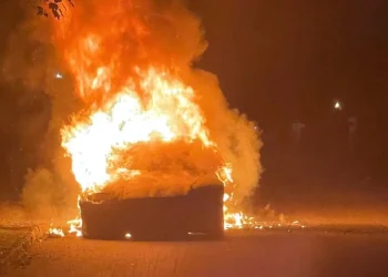 حريق مفاجئ يلتهم مركبتين كهربائيتين في عمان