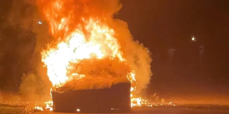حريق مفاجئ يلتهم مركبتين كهربائيتين في عمان